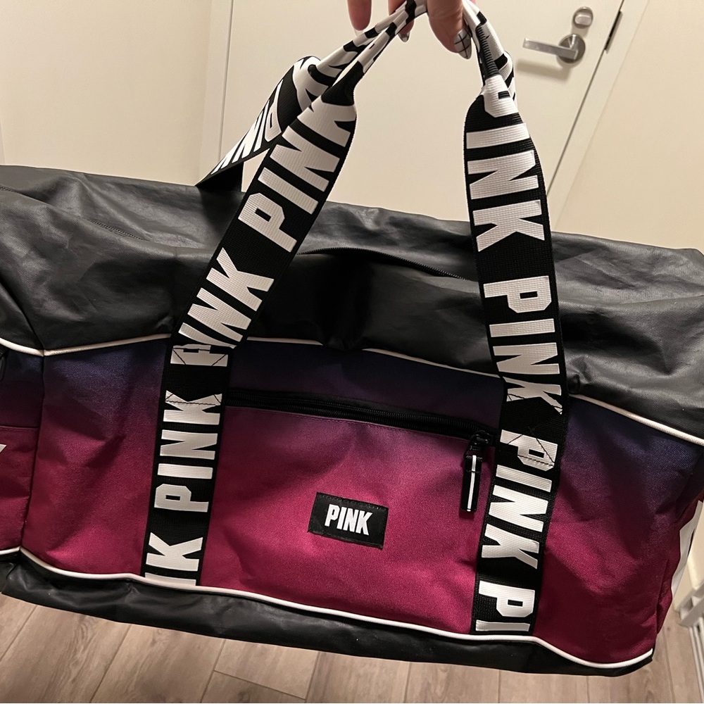 Duffle bag very spacious 21 inches wide. Good condition